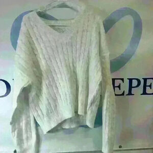 SHEIN Women’s midrise V-neck sweater size 2 XL